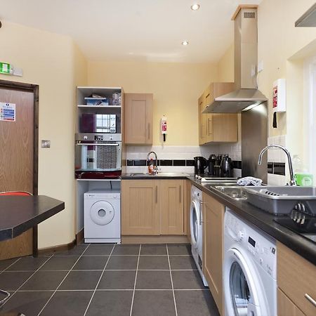 Foresters Inn Apartments - City Centre By Victoria Centre Shopping Centre - Your Own 7 Bedroom Private Apartment With 3 Bathrooms - Full Kitchen And Snooker Room - Outdoor Parking For Cars Or Vans At Five Pounds A Day - Ideal For Contractors Nottingham Habitación foto