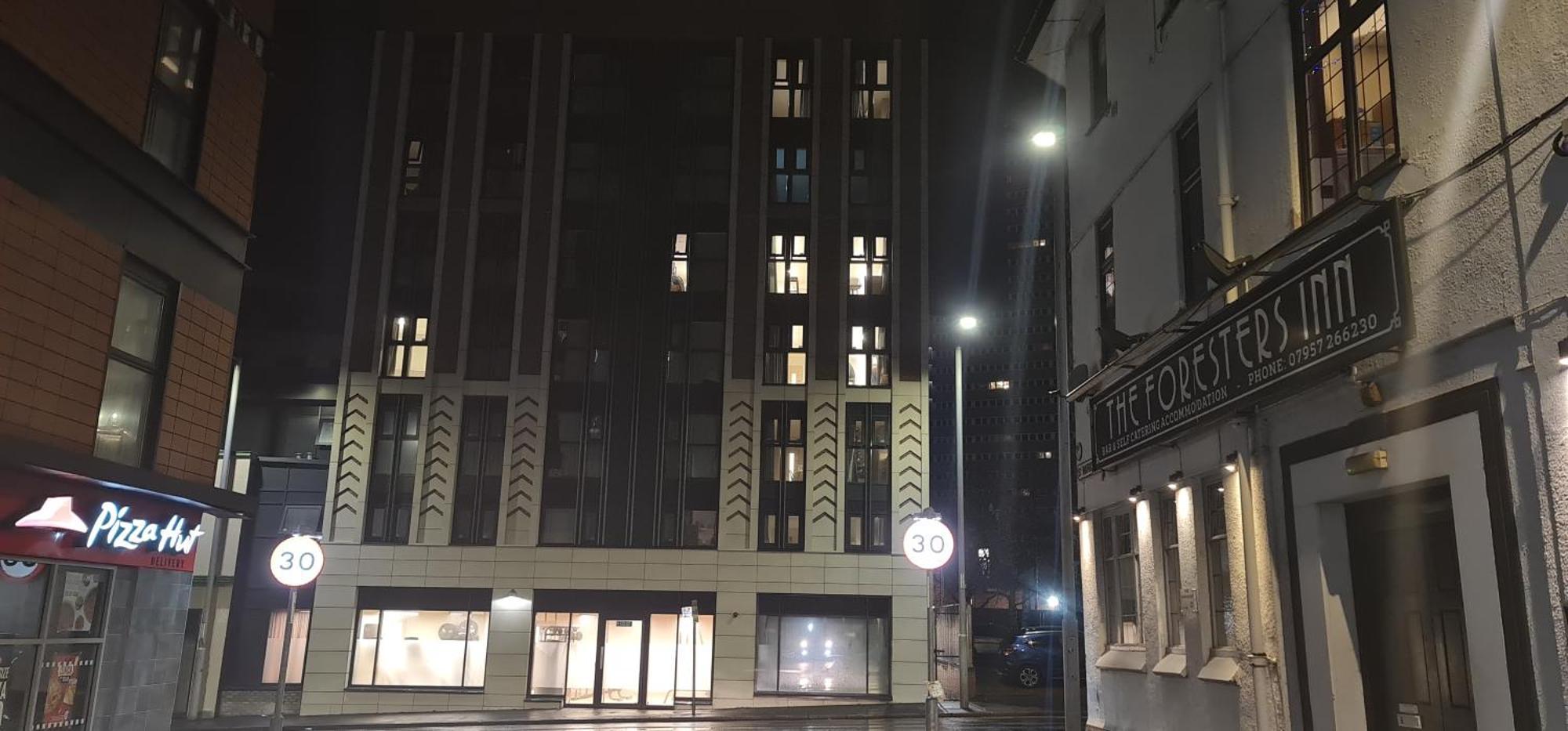 Foresters Inn Contractors Own Apartment - City Centre By Victoria Centre Shopping Centre - Your Own 7 Double Bedrooms Private Apartment With 3 Bathrooms And Snooker Room - Full Kitchen - Outdoor Parking For Cars Or Vans At Five Pounds A Day Nottingham Habitación foto